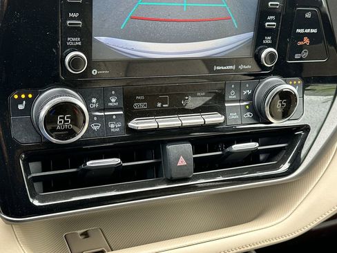 Used 2022 Toyota Highlander XLE AWD/4WD image 30