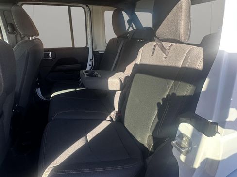 Used 2024 Jeep Wrangler Sahara image 38