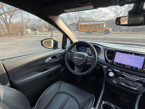 Used 2025 Chrysler Pacifica Limited image 12