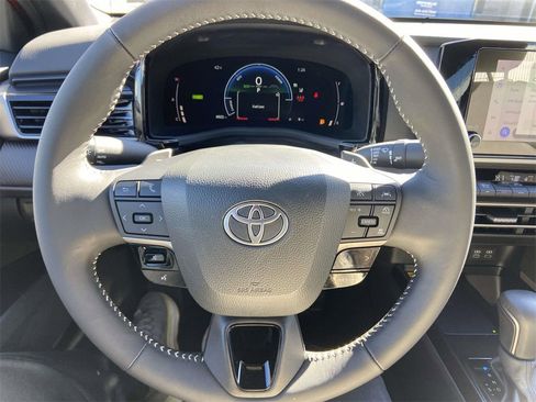 Used 2025 Toyota Camry SE w/ Convenience Package image 32