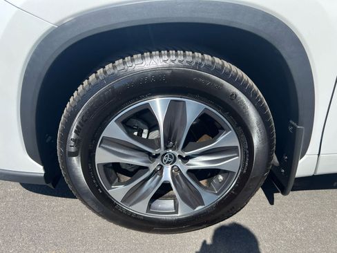 Used 2023 Toyota Highlander XLE FWD image 6