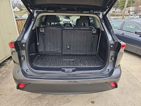 Used 2020 Toyota Highlander XLE image 11