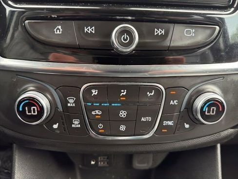 Used 2021 Chevrolet Traverse LT w/ LT Premium Package FWD image 17