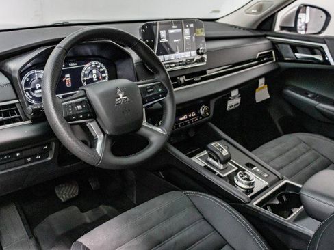 New 2025 Mitsubishi Outlander SE image 7