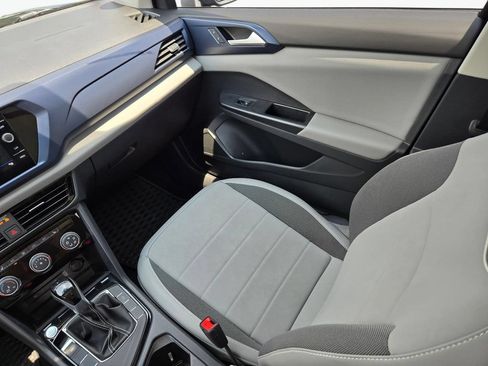 Used 2023 Volkswagen Taos SE w/ Panoramic Sunroof Package FWD image 18