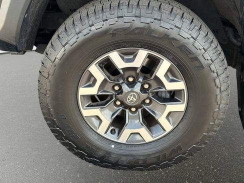 Used 2023 Toyota Tacoma TRD Off-Road w/ Advanced Technology Package AWD/4WD image 10
