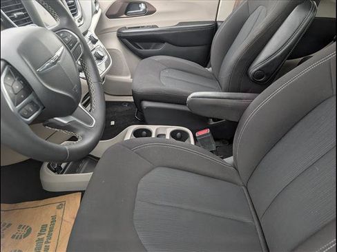 Used 2023 Chrysler Voyager LX image 8