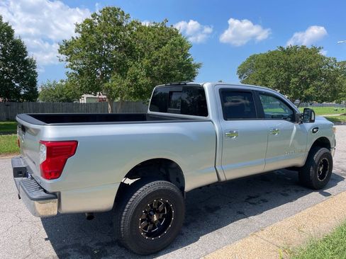Used 2017 Nissan Titan SV image 6
