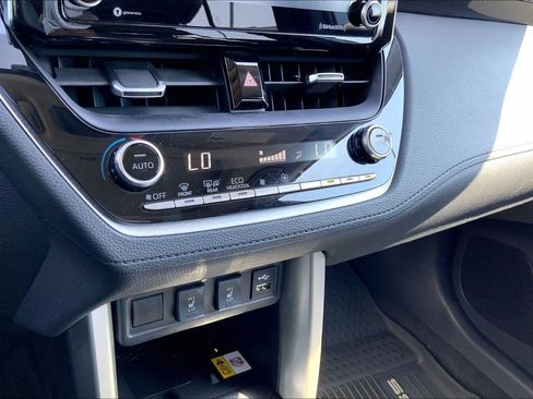 Used 2022 Toyota Corolla Cross XLE w/ Convenience Package FWD image 31