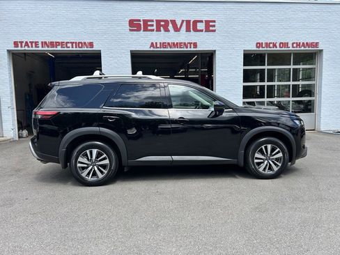 Used 2023 Nissan Pathfinder SL w/ Black Appearance Package AWD/4WD image 8