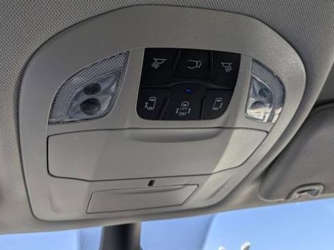 Used 2024 Chrysler Pacifica Touring-L FWD image 16