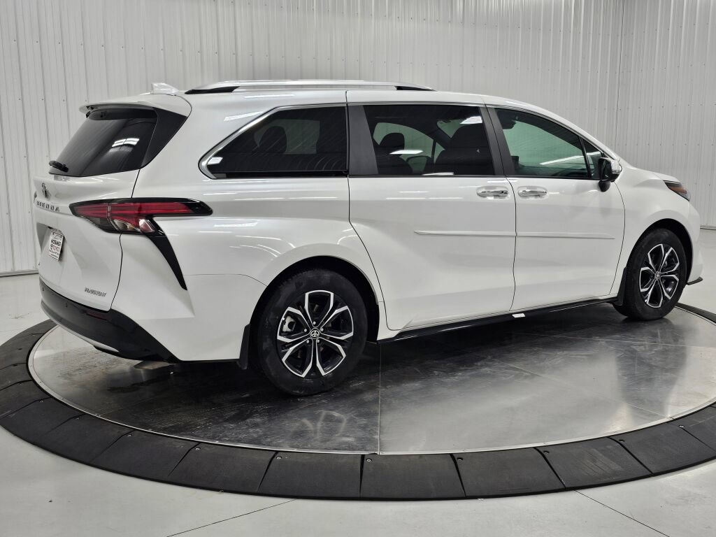 Used 2026 Toyota Sienna Platinum AWD/4WD image 5