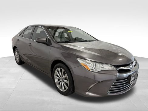 Used 2016 Toyota Camry image 3