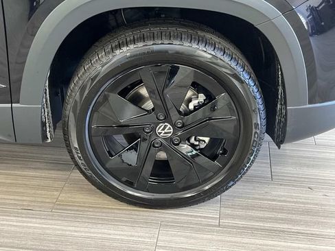 New 2026 Volkswagen Taos SE FWD image 3