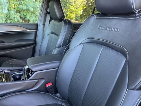 New 2025 Jeep Grand Cherokee L Overland w/ Trailer Tow Package image 32