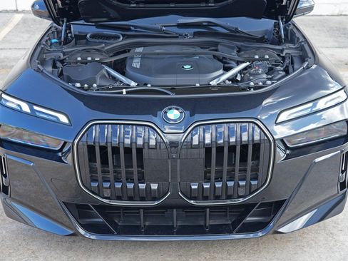 Used 2025 BMW 740i w/ Premium Package RWD image 8