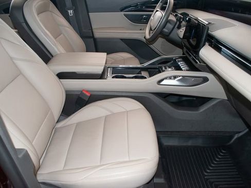 Used 2024 Lincoln Nautilus Premier AWD/4WD image 10