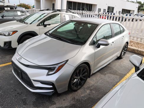 Used 2026 Toyota Corolla SE FWD image 3