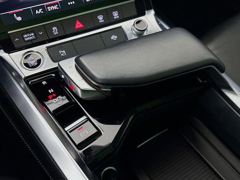 Used 2022 Audi e-tron Premium w/ Convenience Plus Package image 19