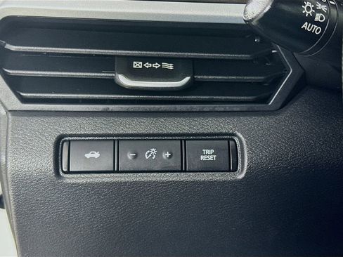 Used 2025 Nissan Altima 2.5 SV FWD image 11