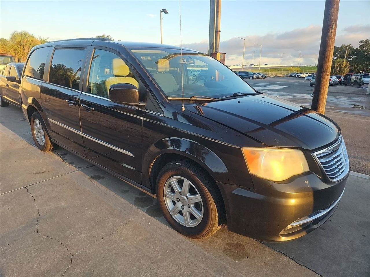 Used 2012 Chrysler Town & Country Touring FWD image 3