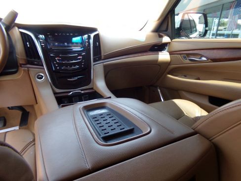 Used 2016 Cadillac Escalade ESV Platinum AWD/4WD image 17
