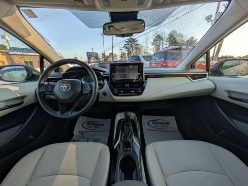 Used 2022 Toyota Corolla LE w/ LE Convenience Package image 2