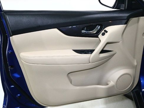 Used 2020 Nissan Rogue SV image 15