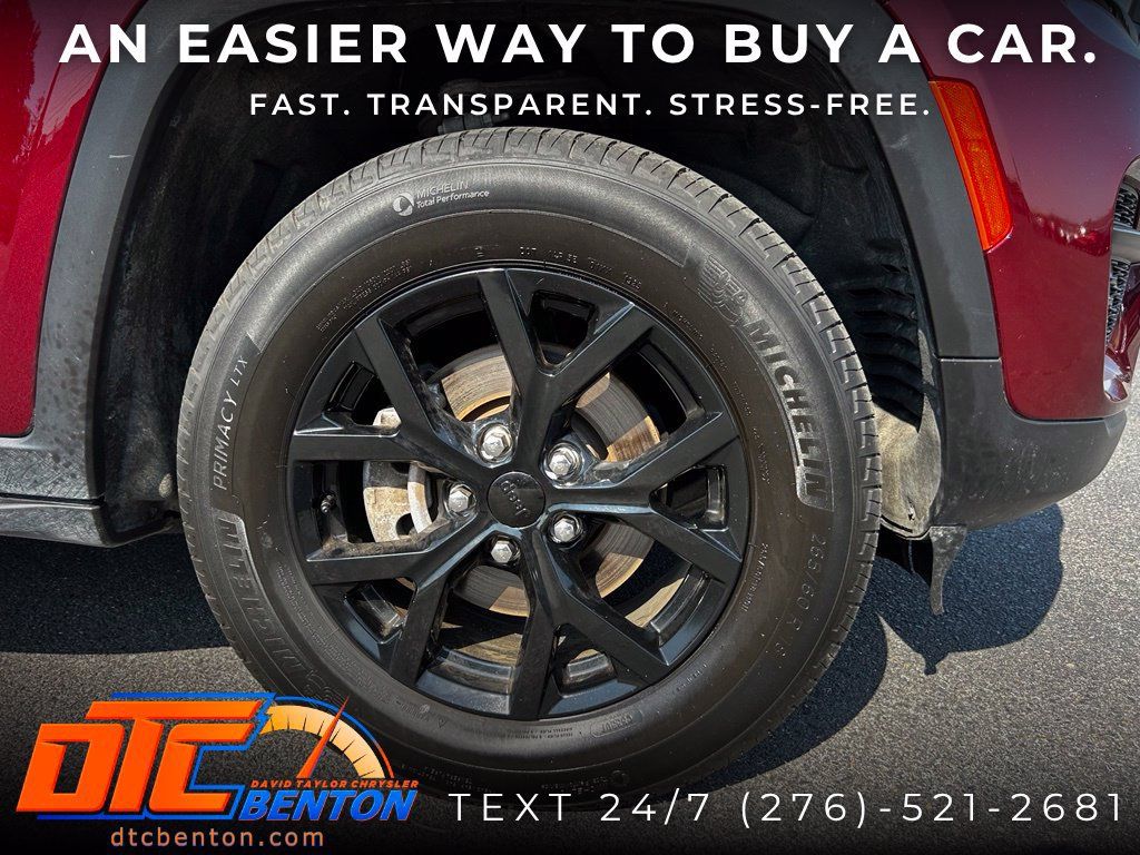 Used 2025 Jeep Grand Cherokee Altitude AWD/4WD image 30