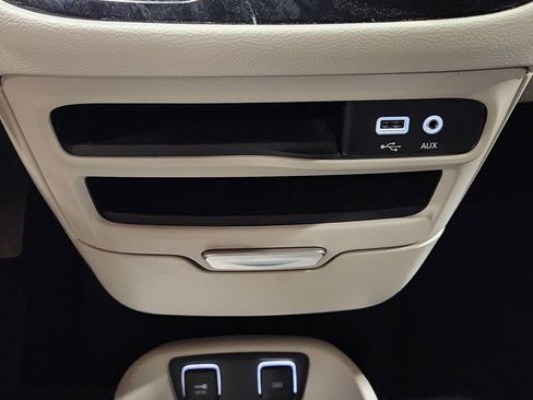 Used 2018 Chrysler Pacifica Touring Plus FWD image 39