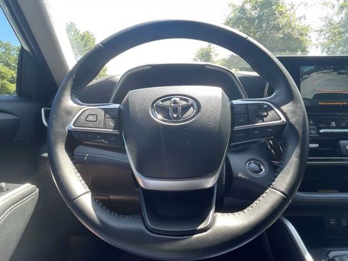 Used 2023 Toyota Highlander XLE FWD image 14