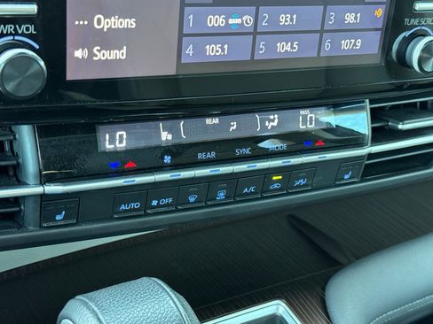 Used 2021 Toyota Sienna XLE image 18