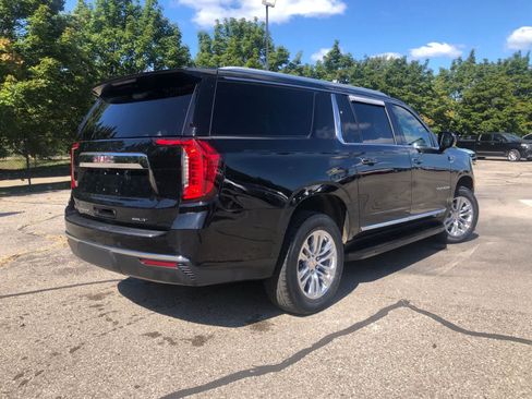 Used 2023 GMC Yukon XL SLT AWD/4WD image 3