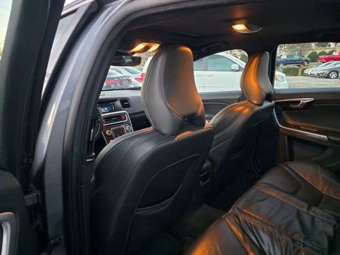 Used 2016 Volvo S60 T5 R-Design image 16