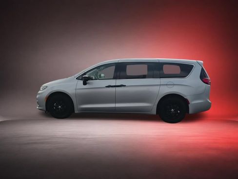 Used 2024 Chrysler Pacifica Touring-L FWD image 5