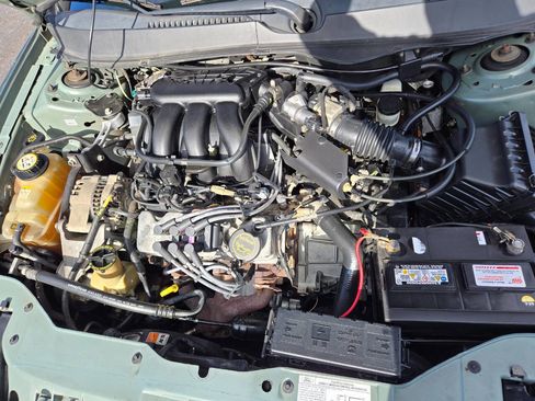 Used 2005 Ford Taurus SE image 25