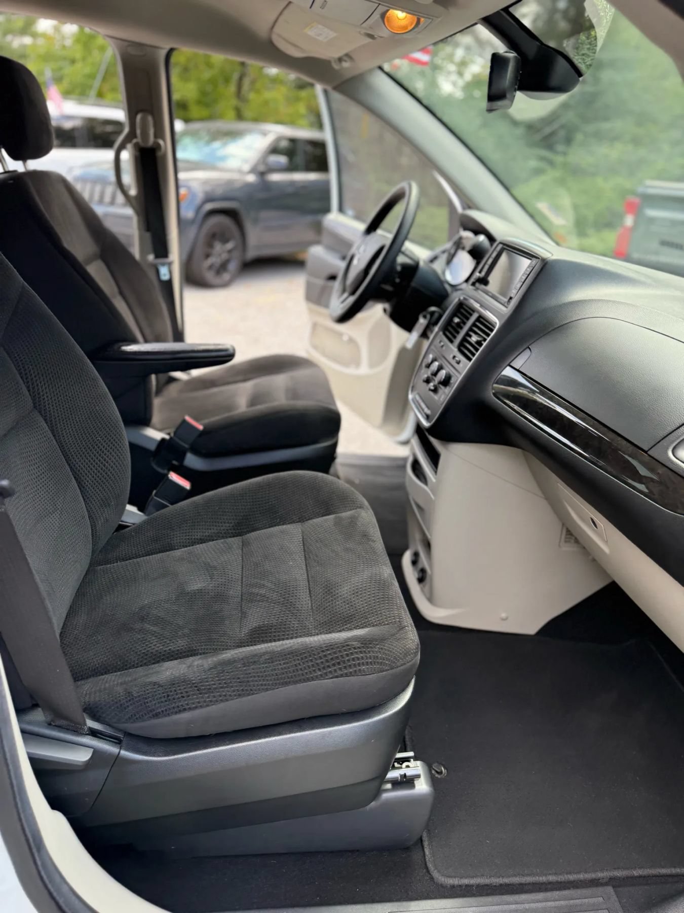 Used 2020 Dodge Grand Caravan SE w/ UConnect Hands-Free Group FWD image 9