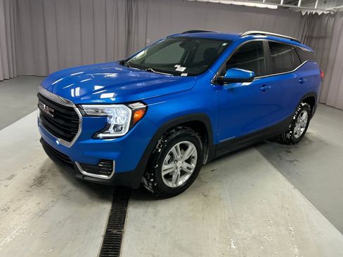 Used 2024 GMC Terrain SLE w/ Driver Convenience Package image 3