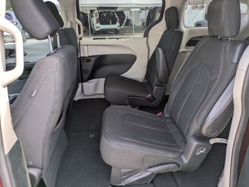Used 2018 Chrysler Pacifica Touring Plus w/ Tire & Wheel Group FWD image 13