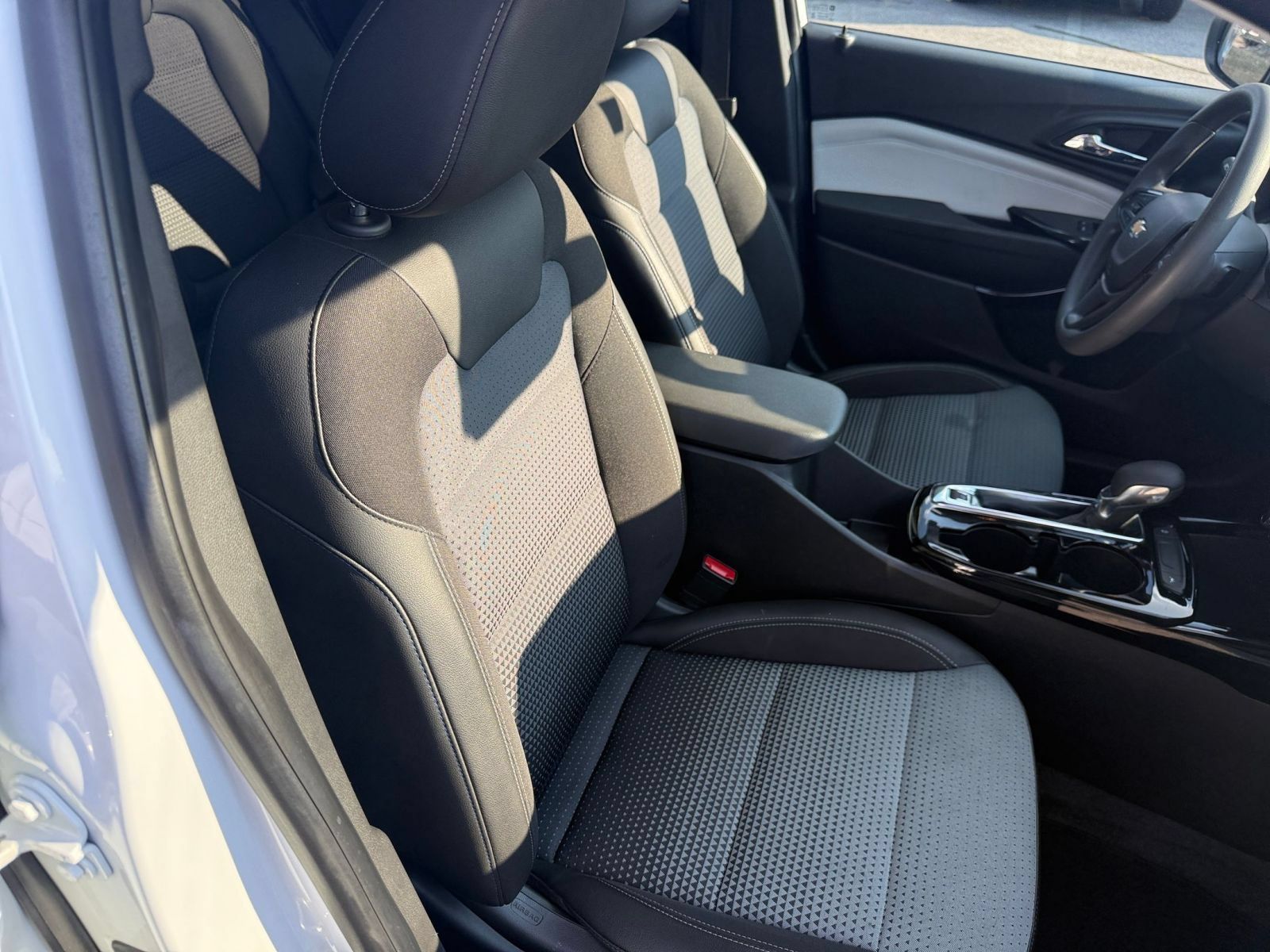 Used 2025 Chevrolet Trax LT FWD image 34