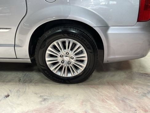 Used 2015 Chrysler Town & Country Limited Platinum FWD image 34