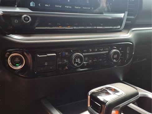 Used 2024 Chevrolet Silverado 1500 High Country w/ High Country Premium Package AWD/4WD image 9
