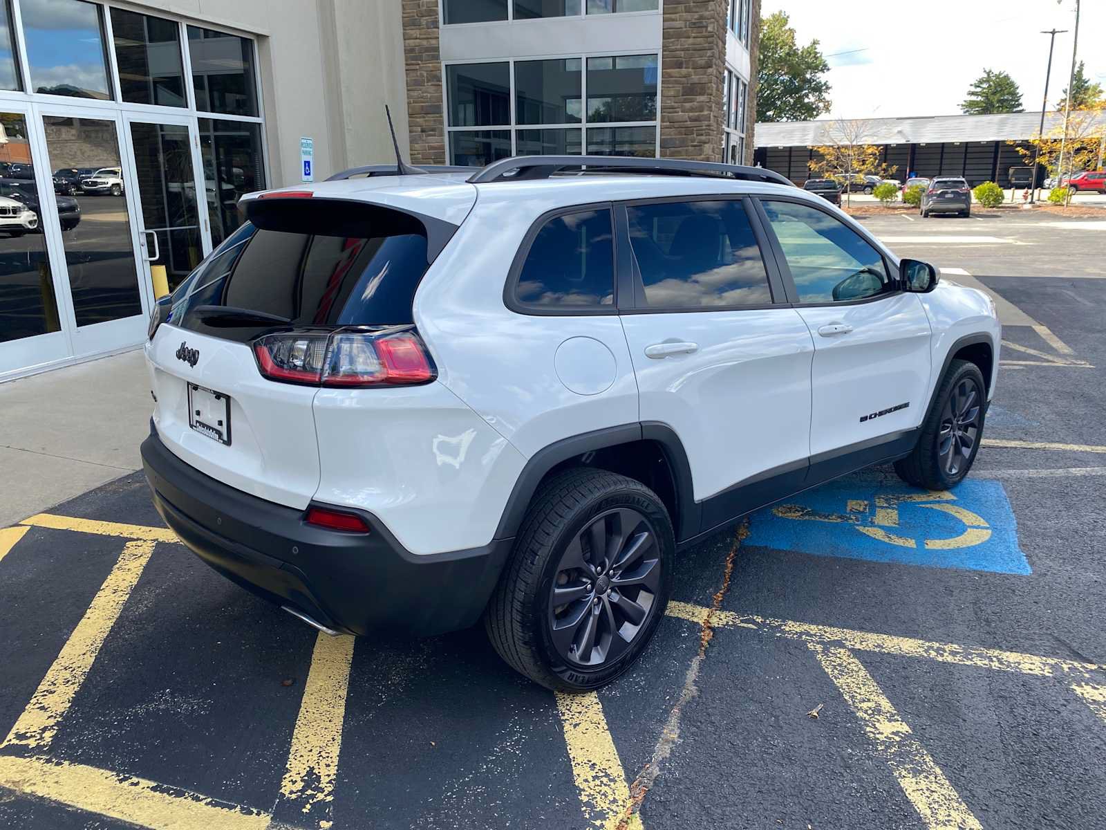 Used 2021 Jeep Cherokee Latitude Lux 80th Anniv w/ Quick Order Package 26U 80TH AWD/4WD image 4