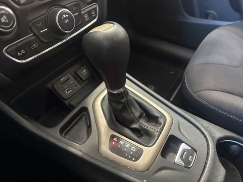 Used 2015 Jeep Cherokee Latitude w/ Trailer Tow Group FWD image 27