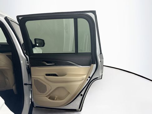 Used 2023 Jeep Grand Cherokee Limited image 32