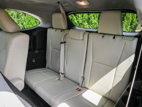 Used 2024 Toyota Highlander XLE FWD image 32
