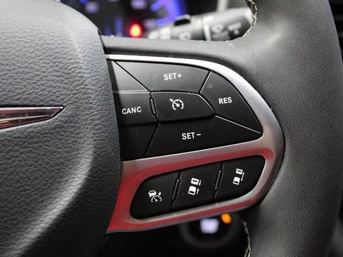 Used 2025 Chrysler Pacifica Select FWD image 23