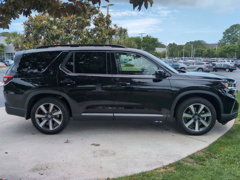 Used 2025 Honda Pilot Touring image 11