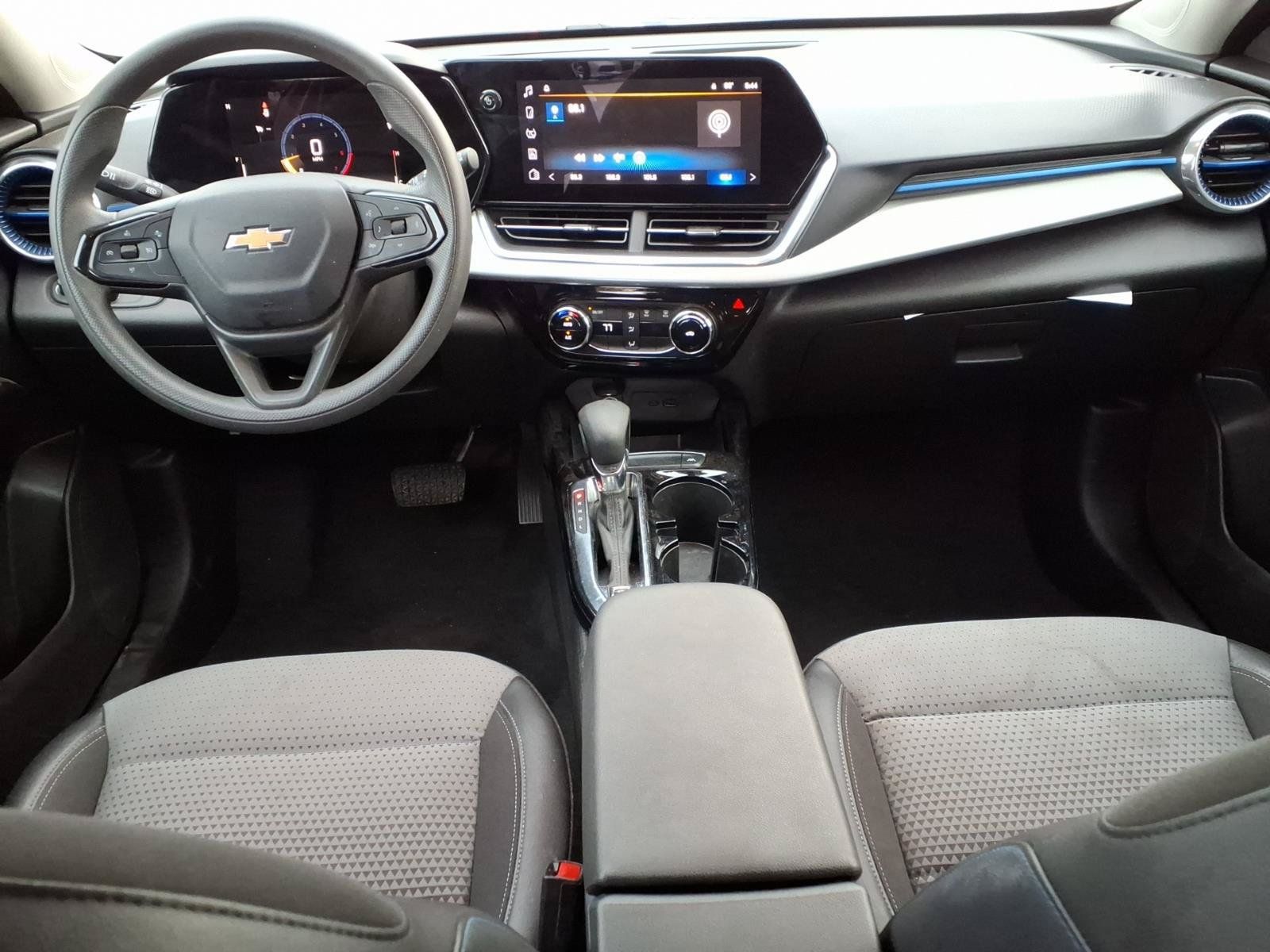 Used 2025 Chevrolet Trax LT FWD image 11