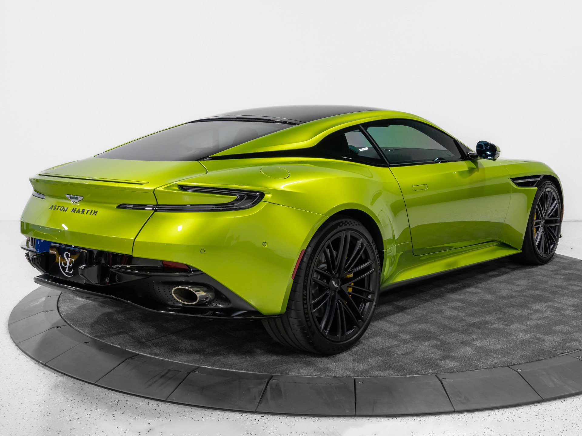 Used 2024 Aston Martin DB12 Coupe RWD image 9